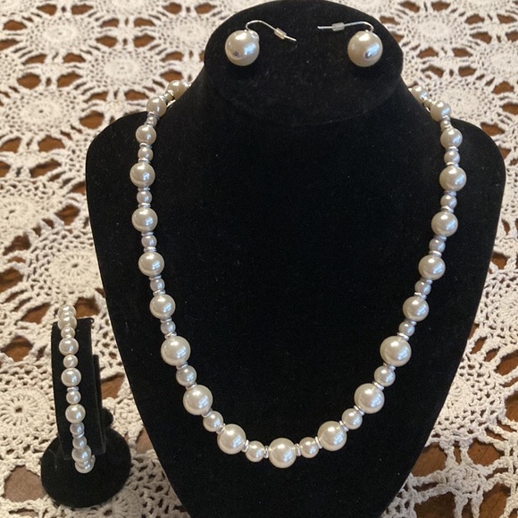 🌸NIB AVON Hollie 3 Piece Pearlesque Gift Set - Picture 3 of 14